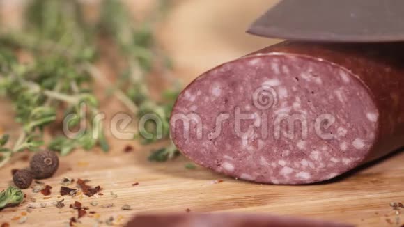 新鲜的基尔巴萨被刀切在草药旁边的切割板上视频的预览图