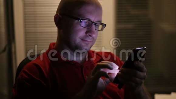 戴眼镜的人在智能手机上工作视频的预览图