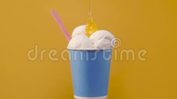 蓝色纸杯加甜面香草冰淇淋视频的预览图