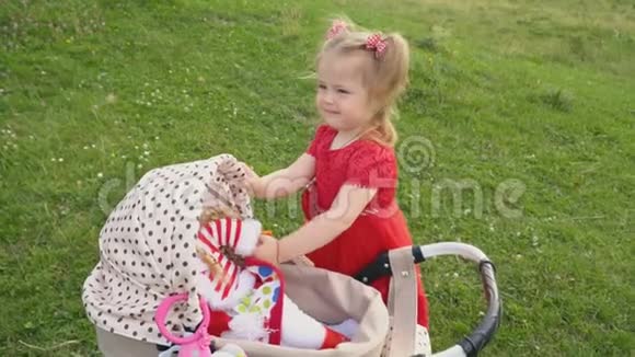 带婴儿车的小女孩视频的预览图