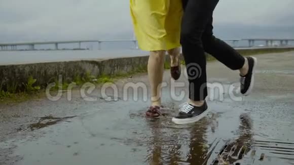 积极的夫妇在水坑上跳舞微笑着笑有魅力的女人视频的预览图