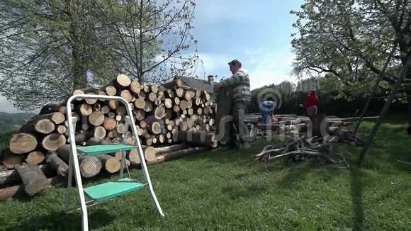 携带原木堆放库存视频的预览图