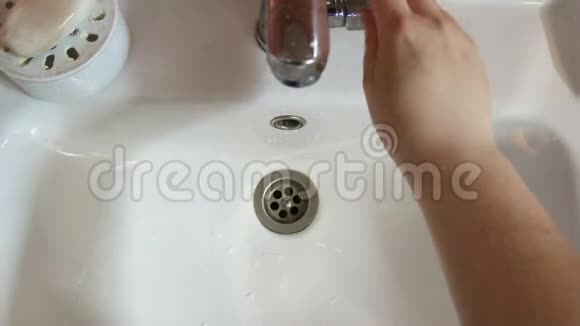 用肥皂在自来水下洗手雌性的双手在水流下与白色的贝壳衬顶级基辅视频的预览图