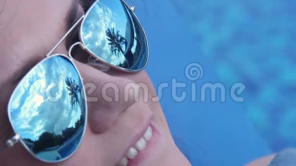 年轻女子在豪华度假村享受异国海滩度假视频的预览图