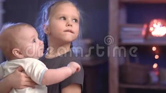 小妹妹抱着她刚出生的弟弟视频的预览图