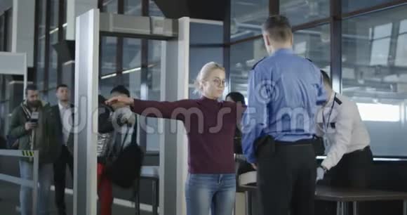 机场检查旅客视频的预览图