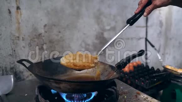在曼谷中国小镇的煤气炉上煮传统泰国街食品4K慢动作视频的预览图