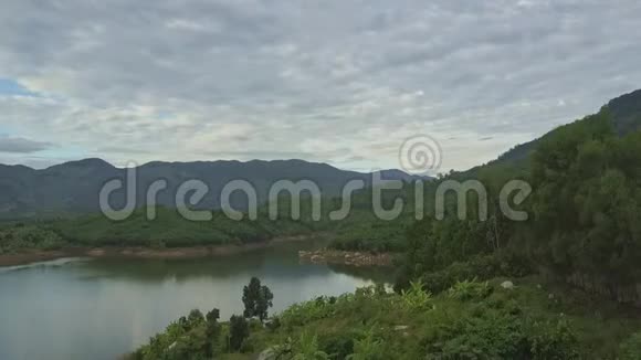 探险者在绿色高地的画报湖上空盘旋视频的预览图