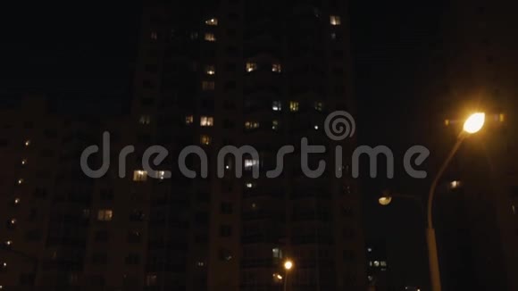 晚上有灯笼的住宅区视频的预览图