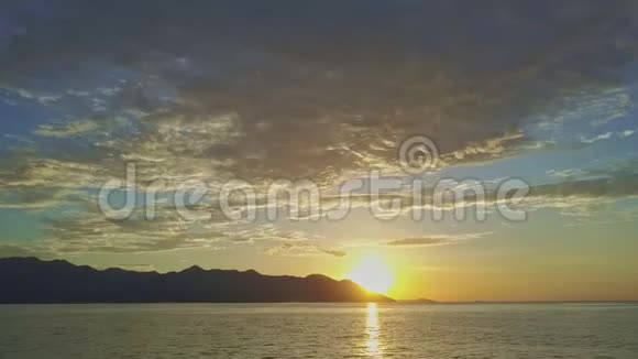 海上日出天边山峦视频的预览图