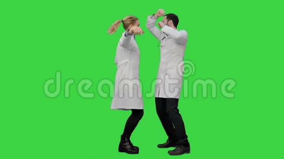 两个有趣的医生与有趣的能量舞蹈在绿色屏幕Chroma键视频的预览图
