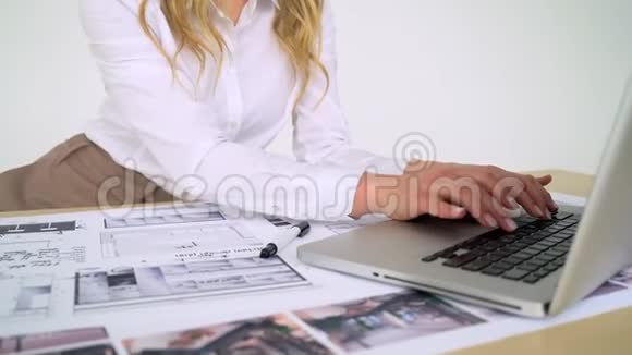 女建筑师在她的办公室工作从事新的项目手工图纸计算机图纸视频的预览图