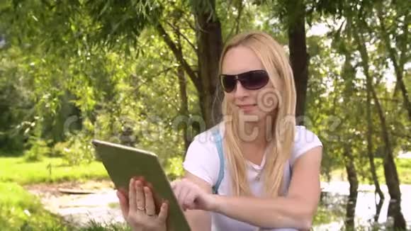 女性手使用ipad数字平板电脑触摸屏视频的预览图