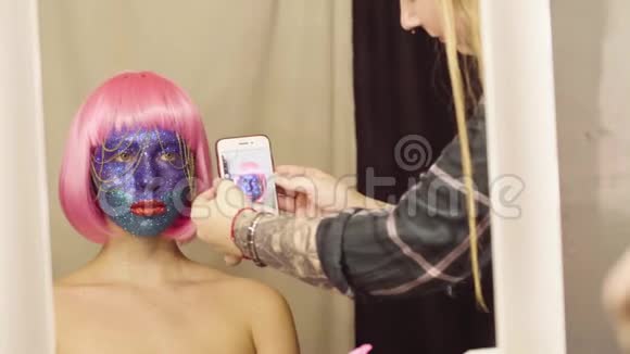 化妆师拍模特的脸视频的预览图
