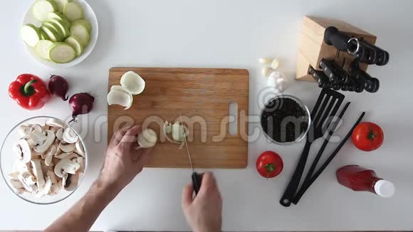 厨师在木板上切洋葱视频的预览图