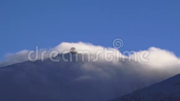 云雾覆盖的雪山山顶天文台视频的预览图