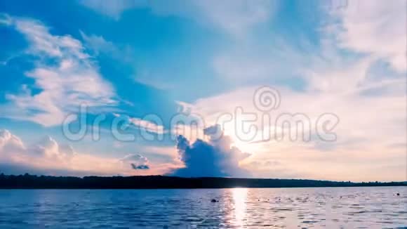 日落后美丽的景观时间在湖上4kUHD视频的预览图