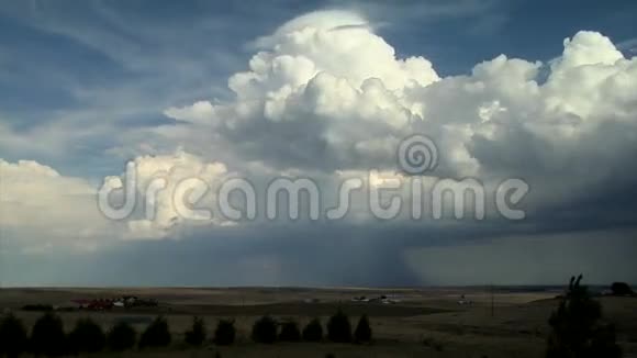 大量的云层覆盖着农田视频的预览图