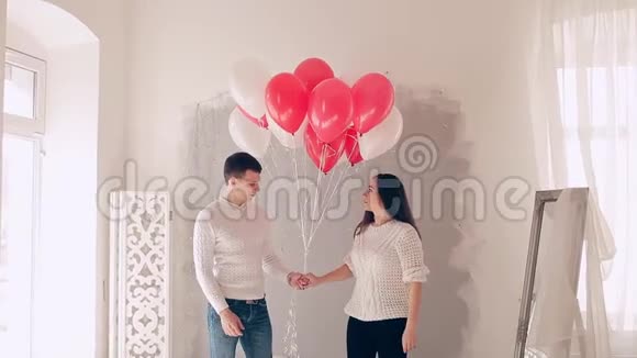 床上有气球的情侣视频的预览图