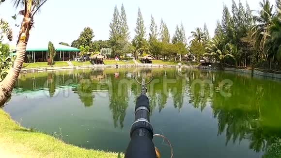 在池塘附近钓鱼视频的预览图