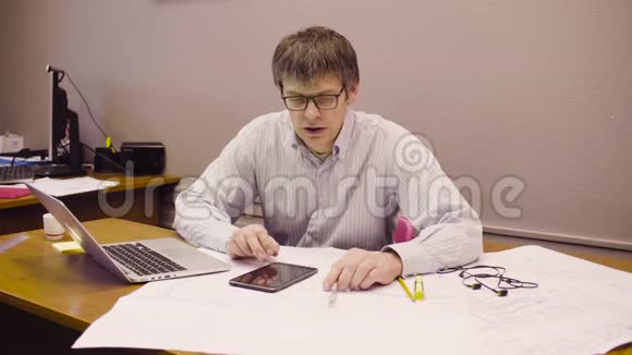坐在办公室办公桌前的人的肖像视频的预览图