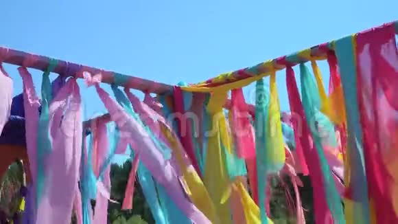 五颜六色的丝带在风中飘扬视频的预览图
