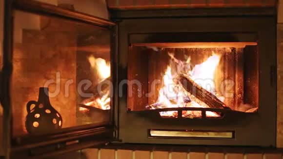 壁炉烧木头营造出舒适的潮湿氛围视频的预览图