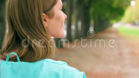 享受大自然放松户外的女人独自走在绿色公园里自由孤独概念视频的预览图