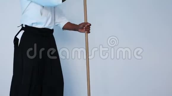 武术大师用木棍练习武术视频的预览图