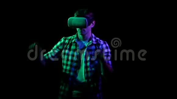 人在虚拟现实眼镜里玩网络游戏黑人工作室视频的预览图
