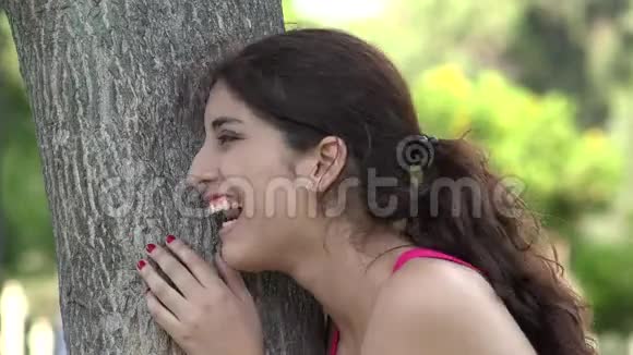 快乐的西班牙裔女人在户外笑视频的预览图