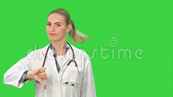 年轻的女医生在绿色屏幕上显示拇指朝下的标志彩色键视频的预览图