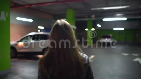 女人走到她的车打开门坐在车里视频的预览图