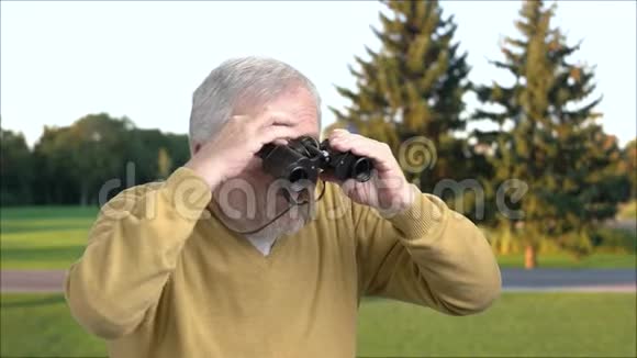 祖父带着望远镜看自然背景视频的预览图