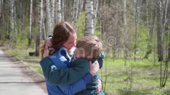 孩子跑到妈妈身边轻轻地拥抱她幸福的家庭慈爱的父母视频的预览图
