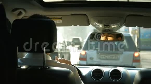 人在车里喝水视频的预览图