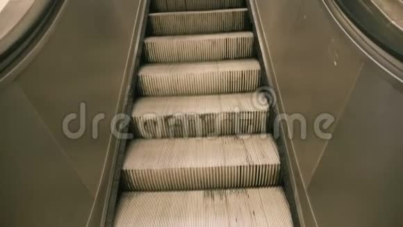 地铁上慢速扶梯视频的预览图