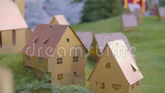 小型木制装饰圣诞屋视频的预览图