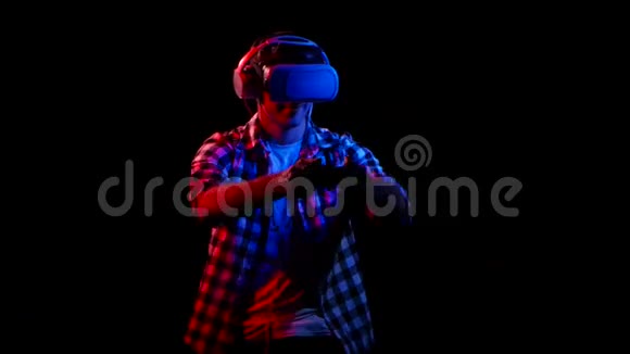 人在虚拟现实眼镜上玩游戏红色灯光视频的预览图