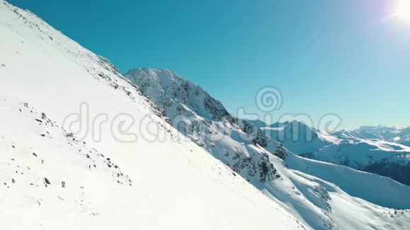 阳光明媚的一天布莱克科姆山峰的空中镜头视频的预览图