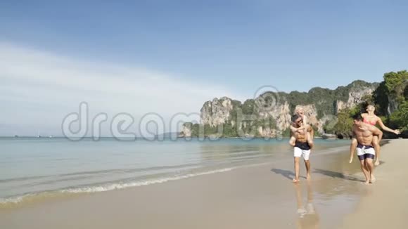 两个快乐的微笑情侣旅游者在山区海滩上奔跑的女骑手视频的预览图