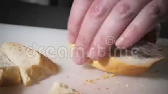 一立方的白面包面包厨师把面包切下来煎凯撒沙拉视频的预览图