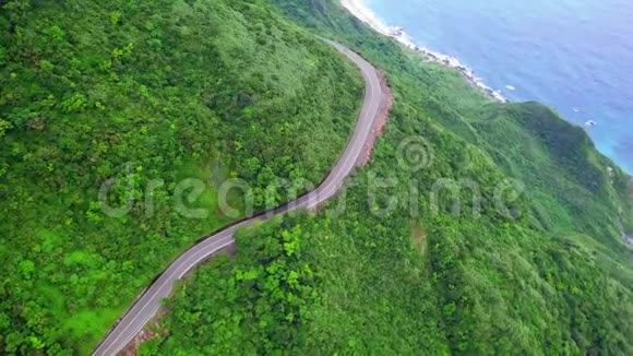 横跨台湾依兰海岸线的道路台北市附近东北海岸的山滩地形鸟瞰图视频的预览图