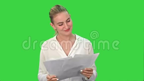 快乐的女人完成项目并扔纸屑在绿色屏幕铬键视频的预览图