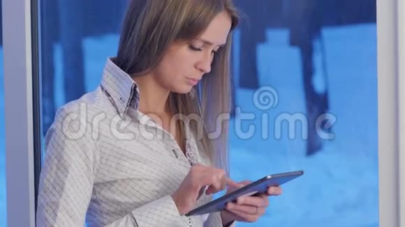 商务女性使用平板电脑坐在酒店的窗户附近视频的预览图