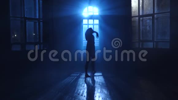 少女舞月光穿过窗户剪影视频的预览图