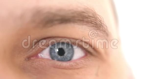 闭上一只雄性的眼睛一个人看着摄像机的蓝眼睛的细节3840x2160视频的预览图