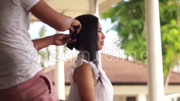 给年轻女人做头发的发型师视频的预览图