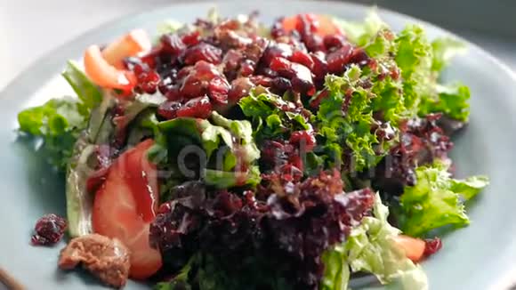 即食沙拉从厨师从干果西红柿生菜叶肝脏在餐厅厨房烹饪视频的预览图