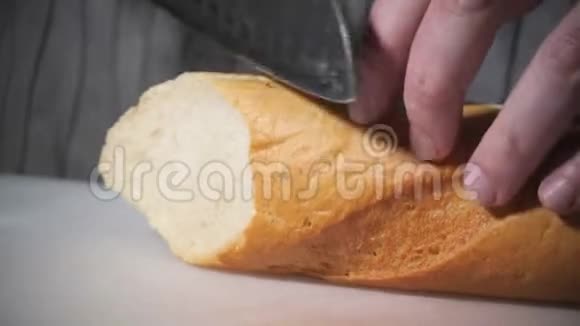 一立方的白面包面包厨师把面包切下来煎凯撒沙拉视频的预览图